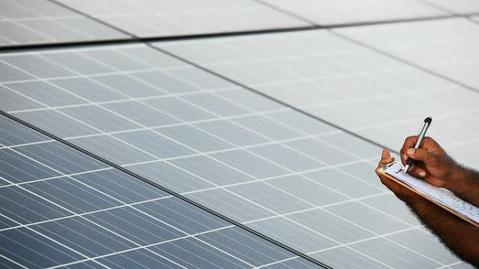 手工记录光伏电池板太阳能场的数据。