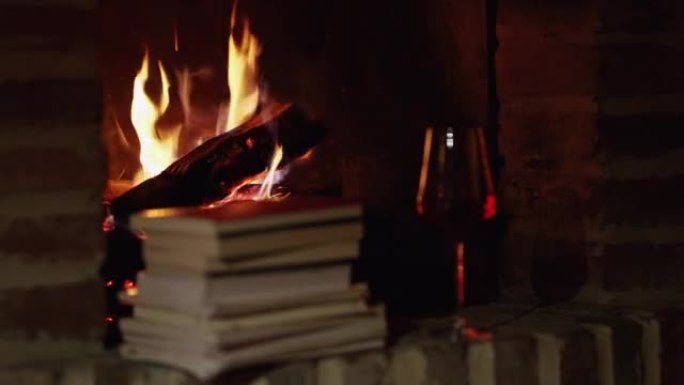 4k红酒和舒适壁炉旁的书堆，实时