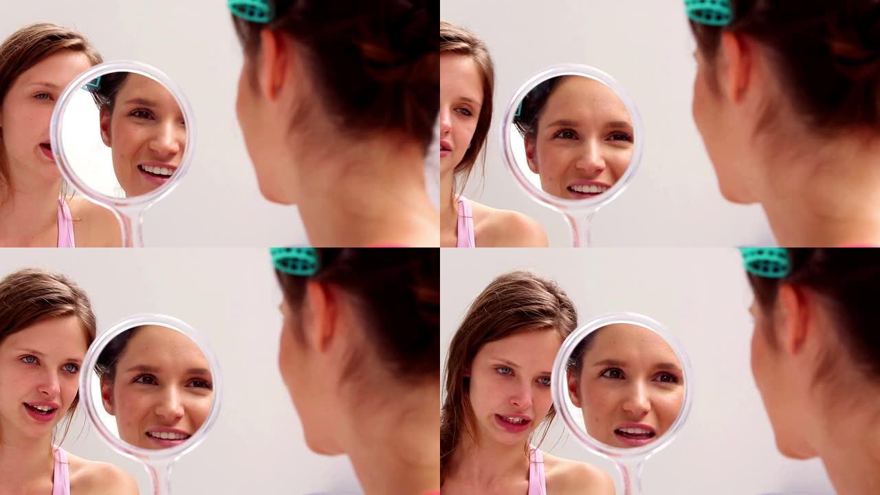 女孩戴着滚轴照镜子，与朋友交谈