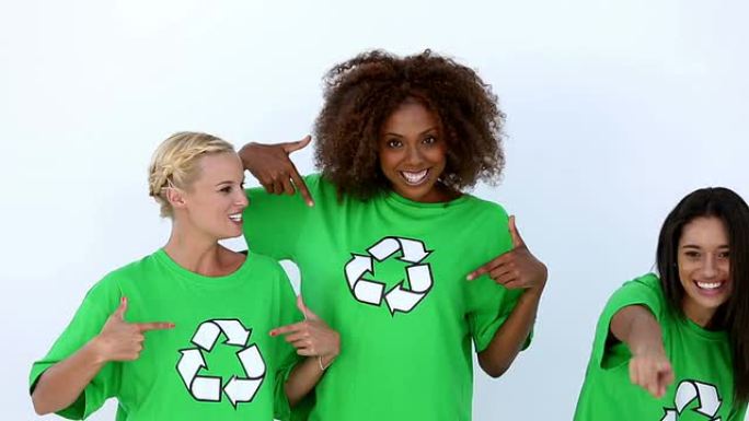 穿着绿色生态t恤的笑女人