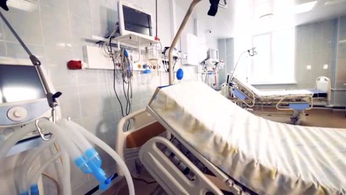 病人的医疗设备在急诊室的病床附近。