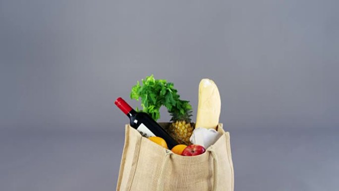 新鲜蔬菜，水果，购物袋中的瓶子