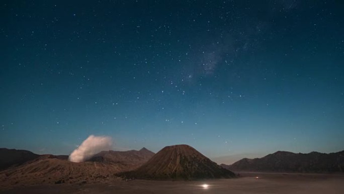 印度尼西亚布罗莫山美丽银河系的4k时间流逝。