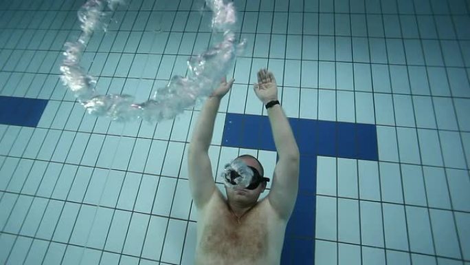 自由泳运动员在训练中吹空气环