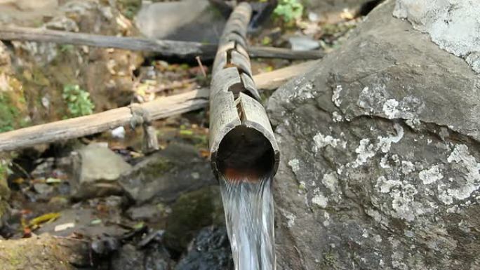 水从竹管里掉下来。