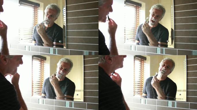 成熟男性刮胡子照镜子