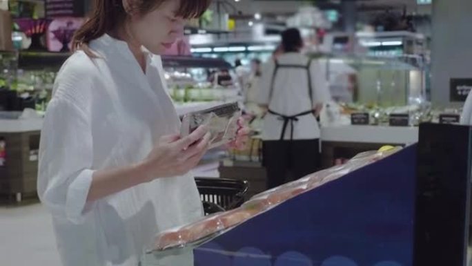 亚洲女性在超市购物