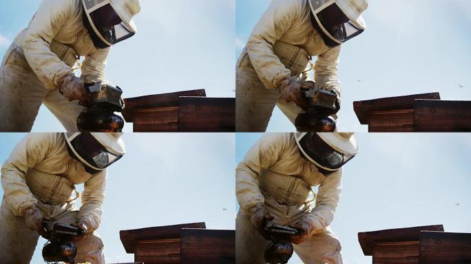 养蜂人将蜜蜂从蜂巢中抽走