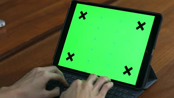 近距离手动打字平板电脑绿屏