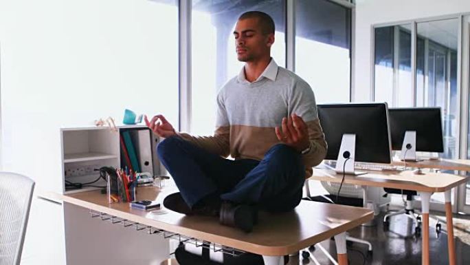 男性高管在办公室做瑜伽4k