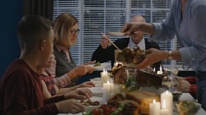 快乐的家庭享受感恩节晚餐
