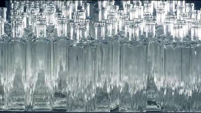 许多玻璃瓶被放置在工厂的装配线上。4K。