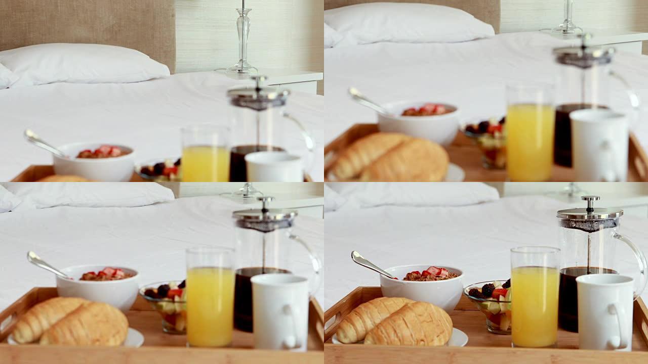 床上的早餐托盘