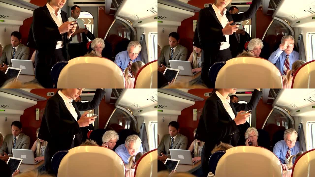 在繁忙的通勤火车上使用手机的女商人
