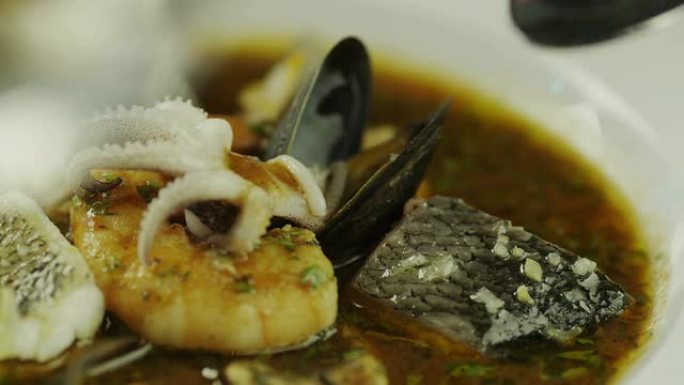 在豪华餐厅吃美味的海鲜汤。特写。