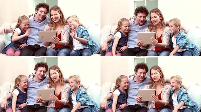 用平板电脑进行视频通话的幸福家庭
