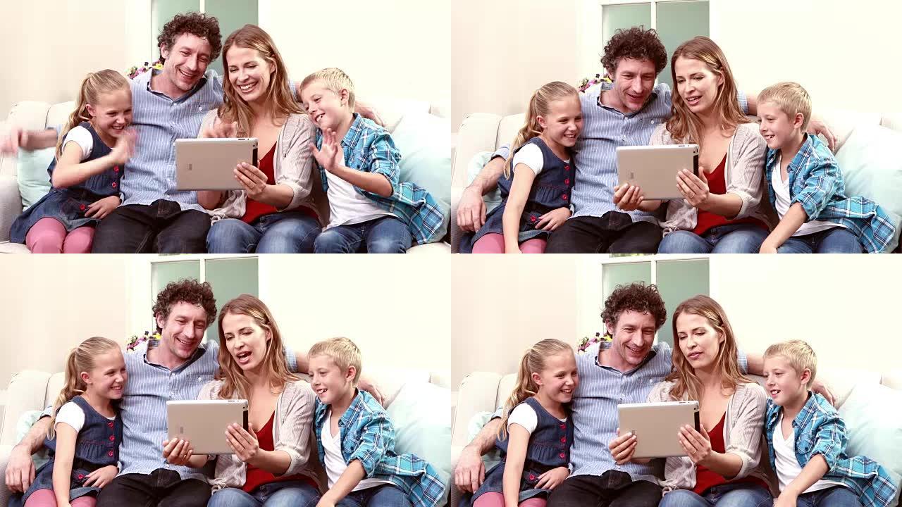 用平板电脑进行视频通话的幸福家庭