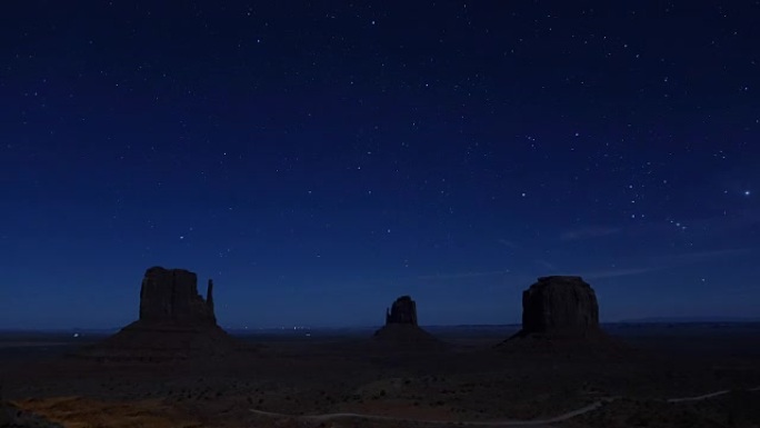 夜间时间流逝: 纪念碑谷梅萨山脉上方的惊人星空