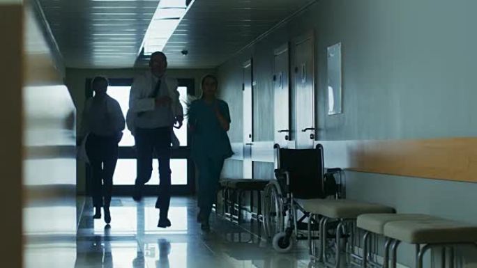 在医院的紧急情况下，医生和护士在走廊上奔跑，急于挽救生命。