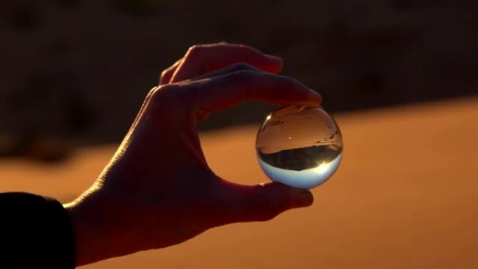 在玻璃球中反射的沙漠