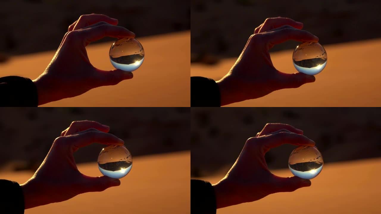 在玻璃球中反射的沙漠
