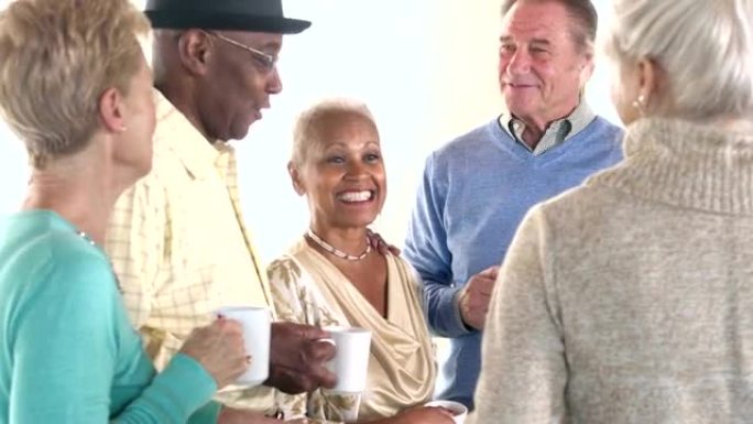 一群多种族的老年人在咖啡上社交