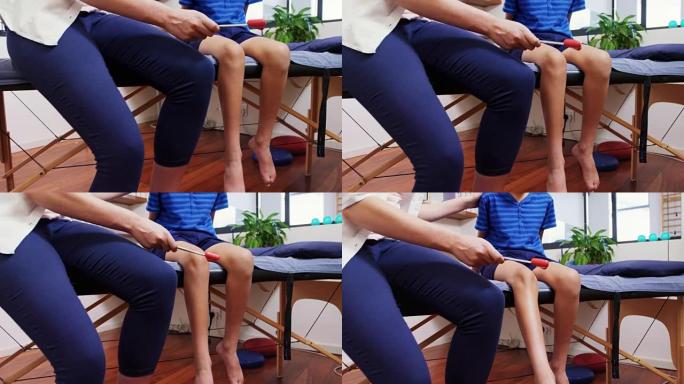 医生检查患者膝关节4k反射