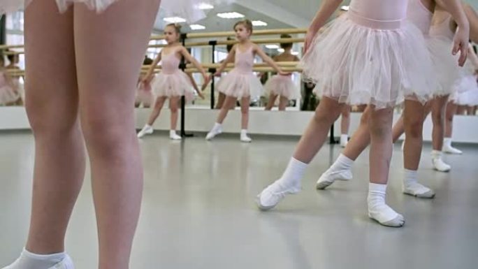 在芭蕾舞课上做练习