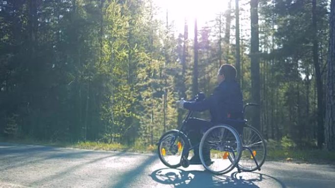 残障人士在训练轮椅上的慢动作过程