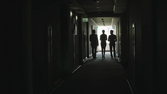 同事走在黑暗的办公楼里
