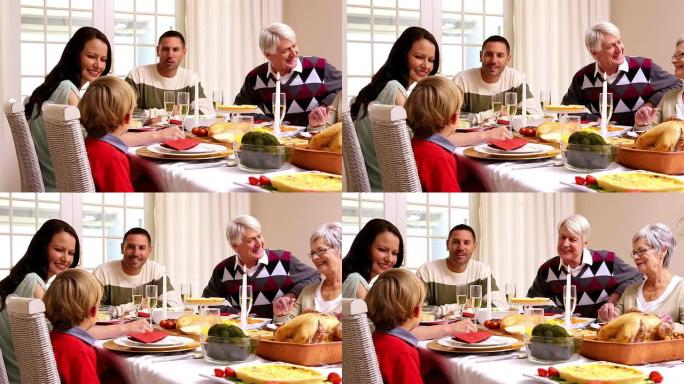 三代家庭一起吃圣诞大餐