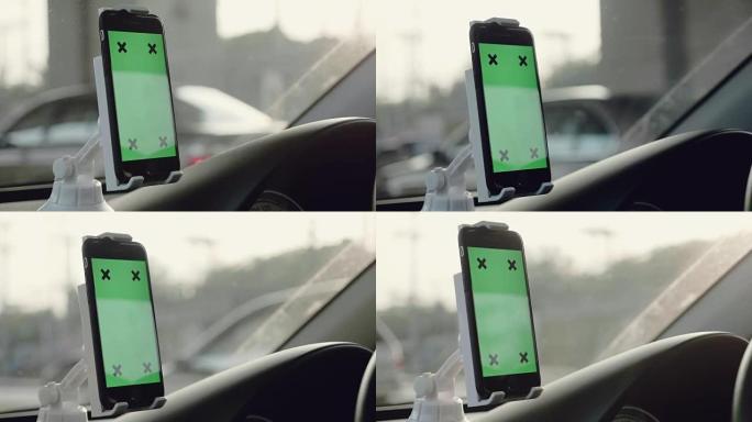 在汽车上使用智能手机的人的特写镜头，绿屏