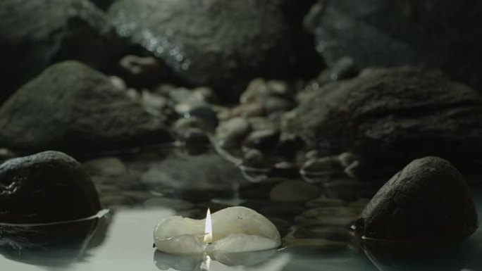 蜡烛漂浮在岩石之间