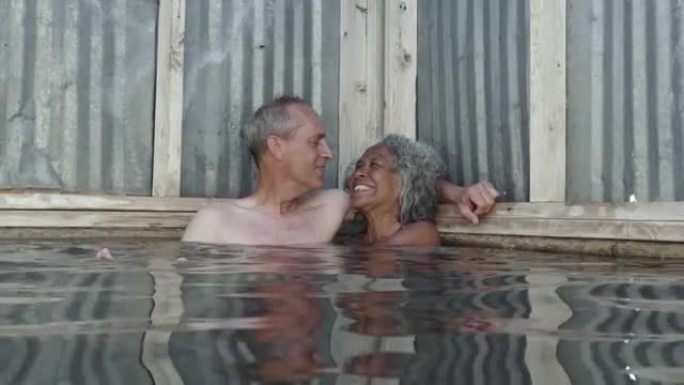 4K UHD: 年长的男人在泡温泉时从妻子那里得到了亲吻