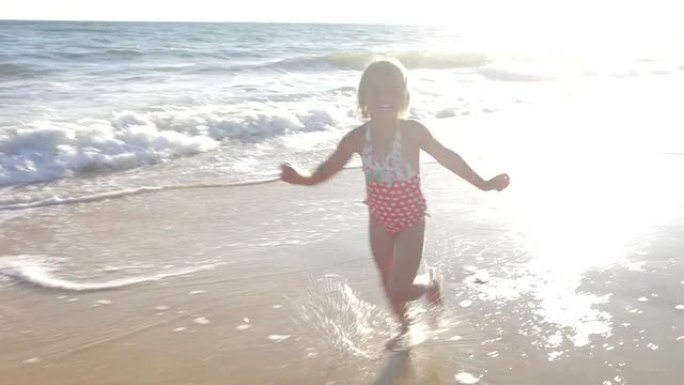 沿着海滩奔跑的小女孩