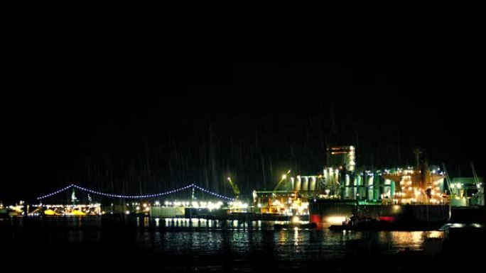 在下雨的夜晚，油轮在城市附近停靠