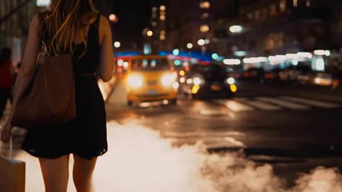 年轻漂亮的女人，带着购物袋穿过交通路，带着人孔盖，在美国纽约吸烟