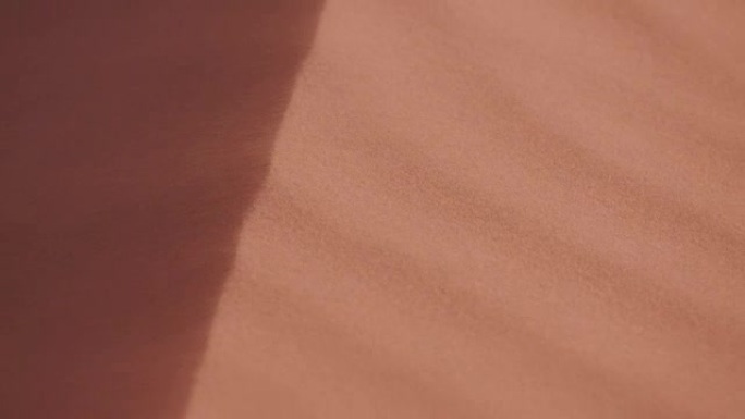 纳米布-瑙克鲁夫特国家公园内沙丘边缘吹出的4k淘沙镜头