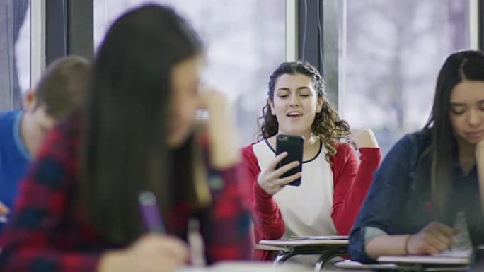 高中女生在上课时用手机