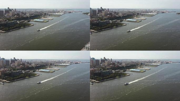 美国纽约布鲁克林市中心附近的东河鸟瞰图，乘船穿越水面
