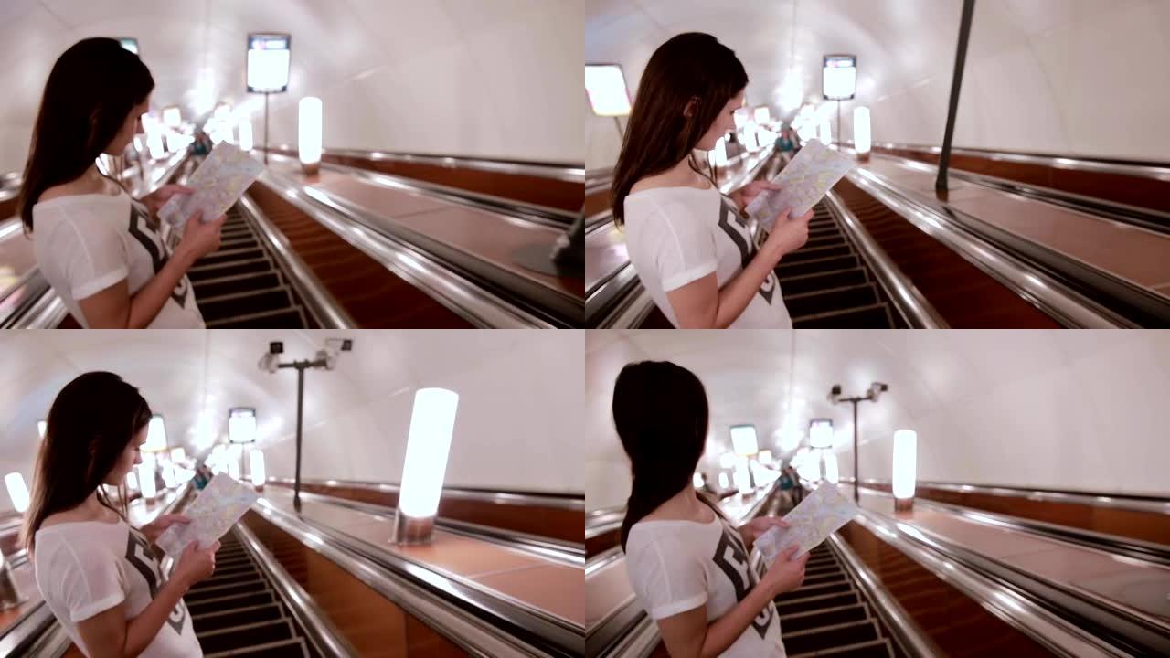 地铁里的漂亮女孩。一头黑发的年轻女子看着自动扶梯上的地图