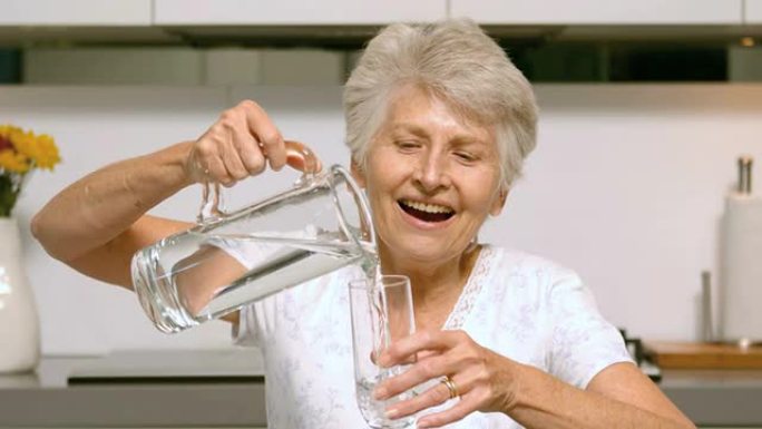 退休妇女倒杯水
