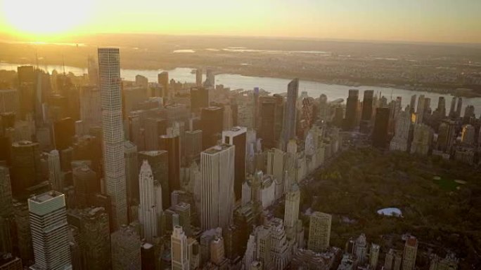 直升机空中拍摄纽约市天际线地标性风景。高层房地产建筑
