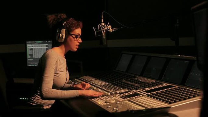 女电台DJ在录音室工作