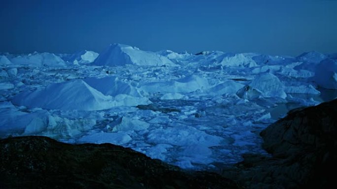 漂浮在格陵兰迪斯科湾的冰山