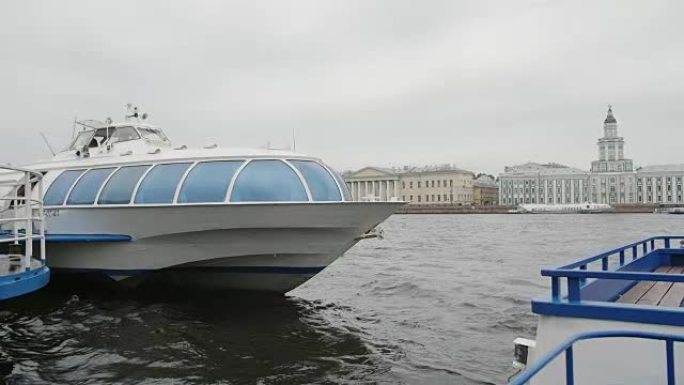 圣彼得堡涅瓦河码头的壮丽景色。系泊处的内河巴士，背景上的奇妙建筑