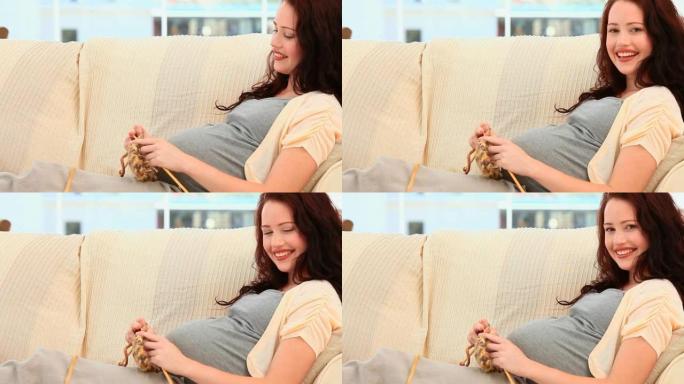 微笑的孕妇编织