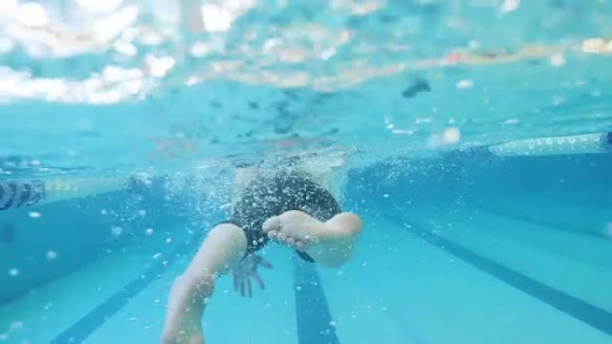 适应性运动员游泳的脚