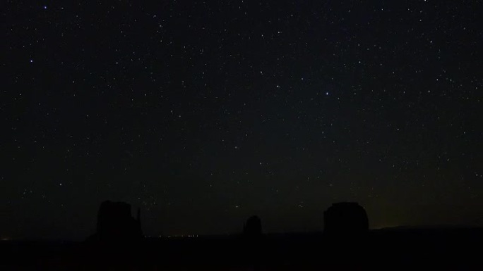 夜间时间流逝: 纪念碑谷梅萨山脉上方的惊人星空