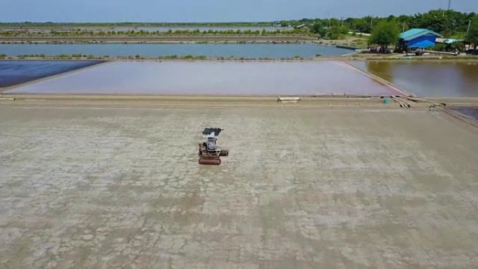 泰国农村地区，Samut Songkhram，Samut Sakhorn的工人在盐锅中由一堆盐制成的